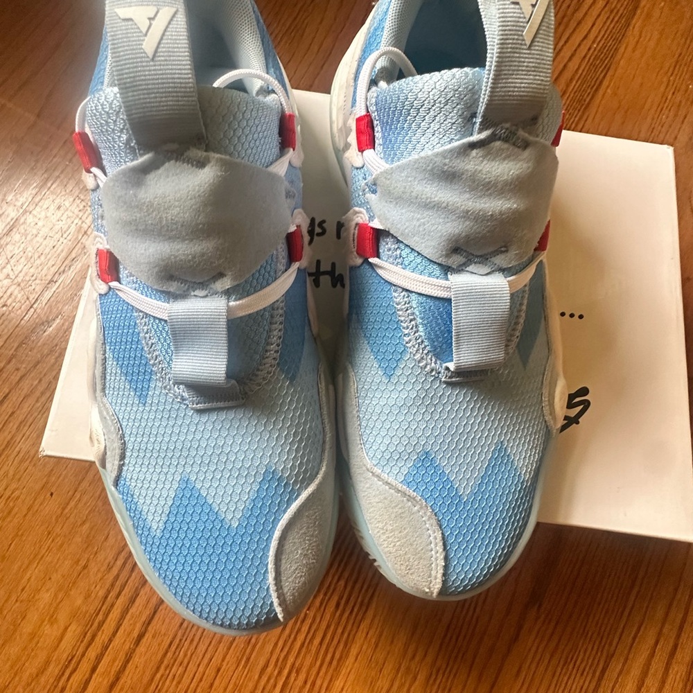 Adidas Blue and White Sneakers Modern Design - Picture 4 of 6